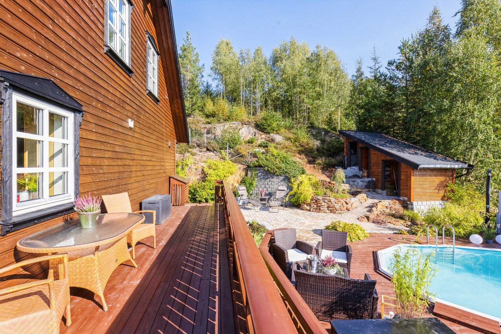 Terrassen strekker seg langs hele framsiden av huset som gjør det lett å gå fra ende til ende. Galleribilde