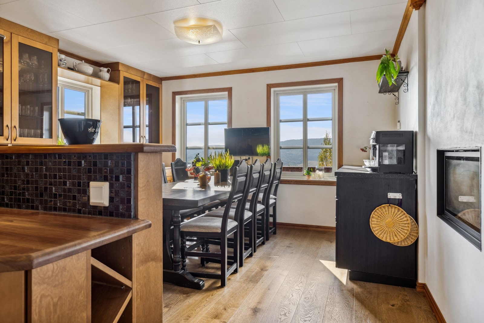 Den tosidig peisen kan nytes fra både kjøkkenet og stuen. Galleribilde