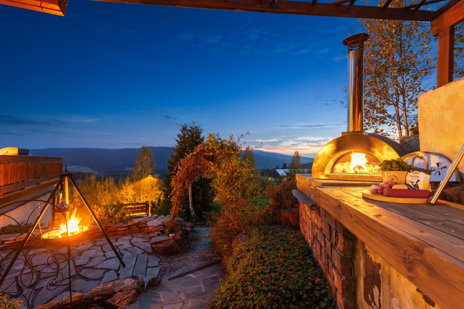 Nyt den flotte utsikten døgnet rundt og se fjelllandskapet i det fjerne fra terrassen Galleribilde