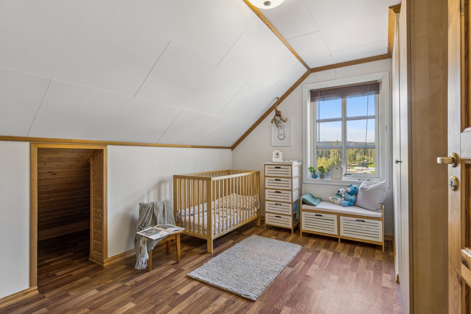 Tre av soverommene i loftetasjen har kneloft ytterst i rommet. Galleribilde