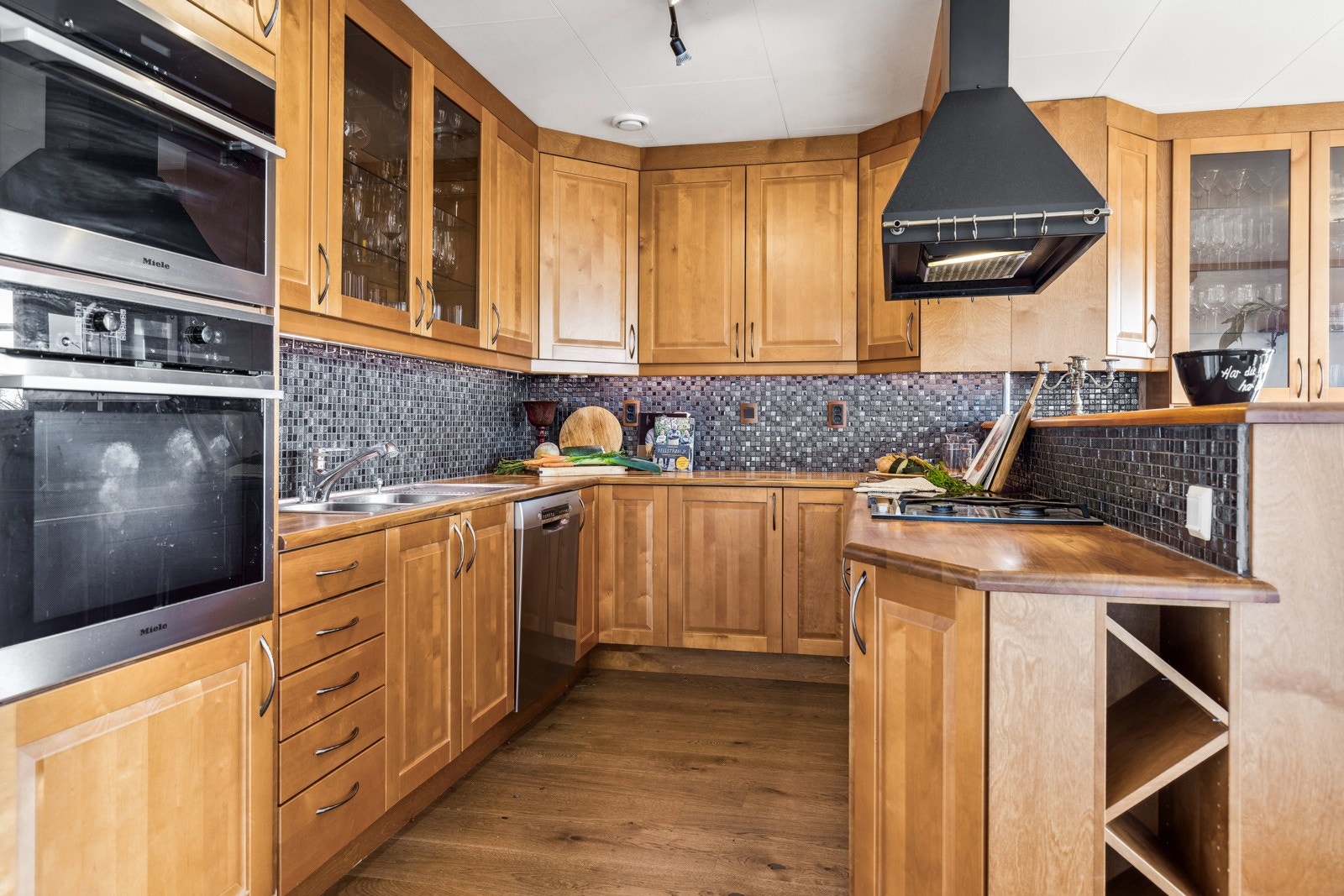 Kjøkkenet har profilerte heltrefronter med god plass i skuffer og skap. Galleribilde