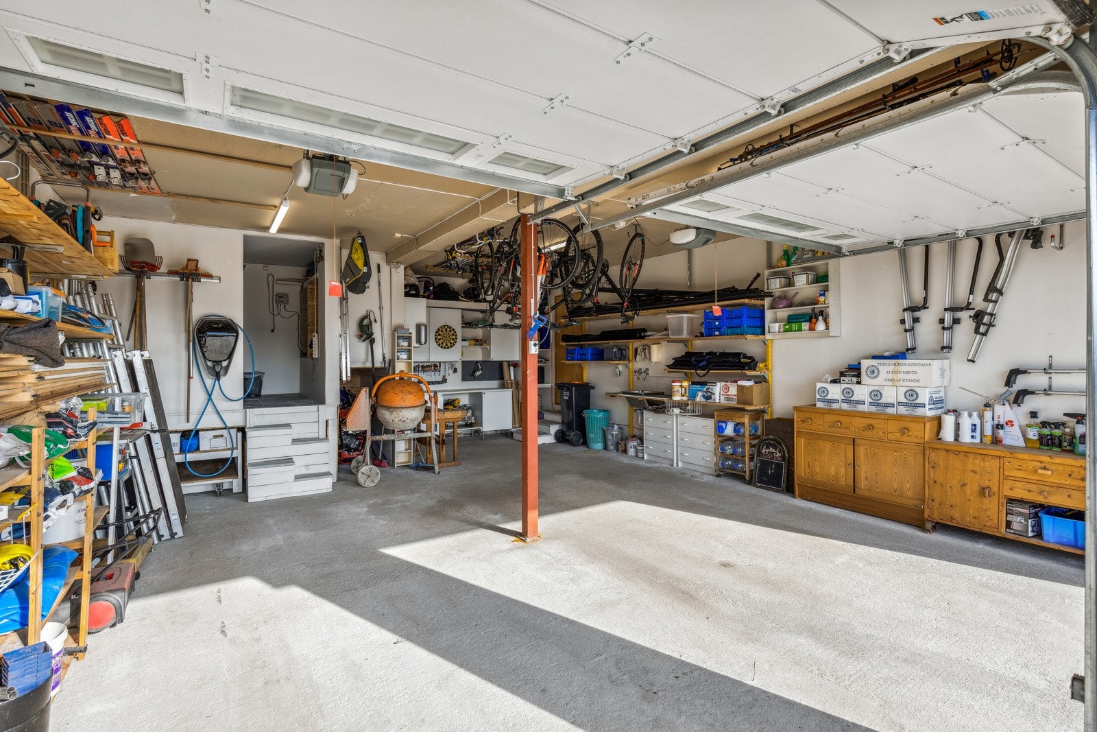 Romslig dobbelgarasje med en indre bod bakerst. Galleribilde