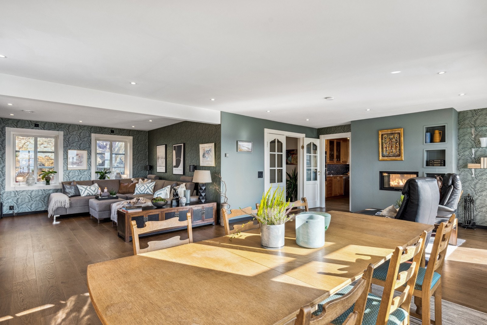 Stuen ble oppgradert med nye overflater og downlights i himlingen i 2021. Galleribilde