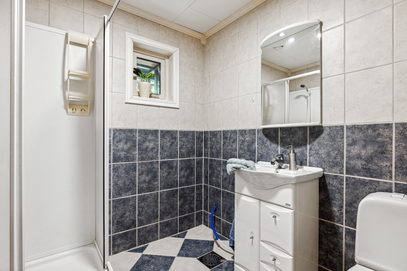 Flislagte badet i underetasjen med vannbåren gulvvarme. Galleribilde