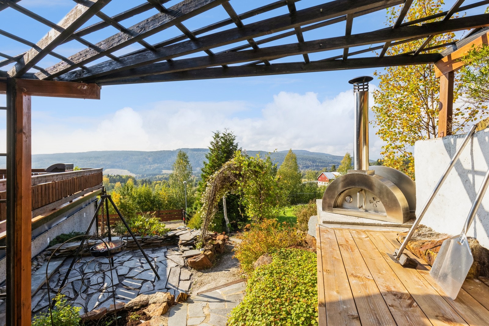 Her kan du nyte den fantastisk utsikt mot Norefjell fra utekjøkkenet. Galleribilde