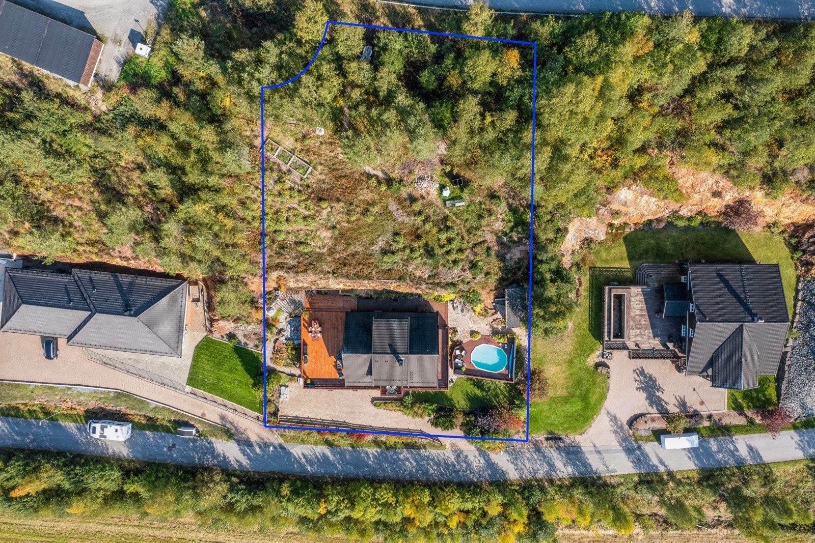 Oversiktsbilde av tomten, her kan du se tomten strekker seg oppover og bak boligen. Galleribilde