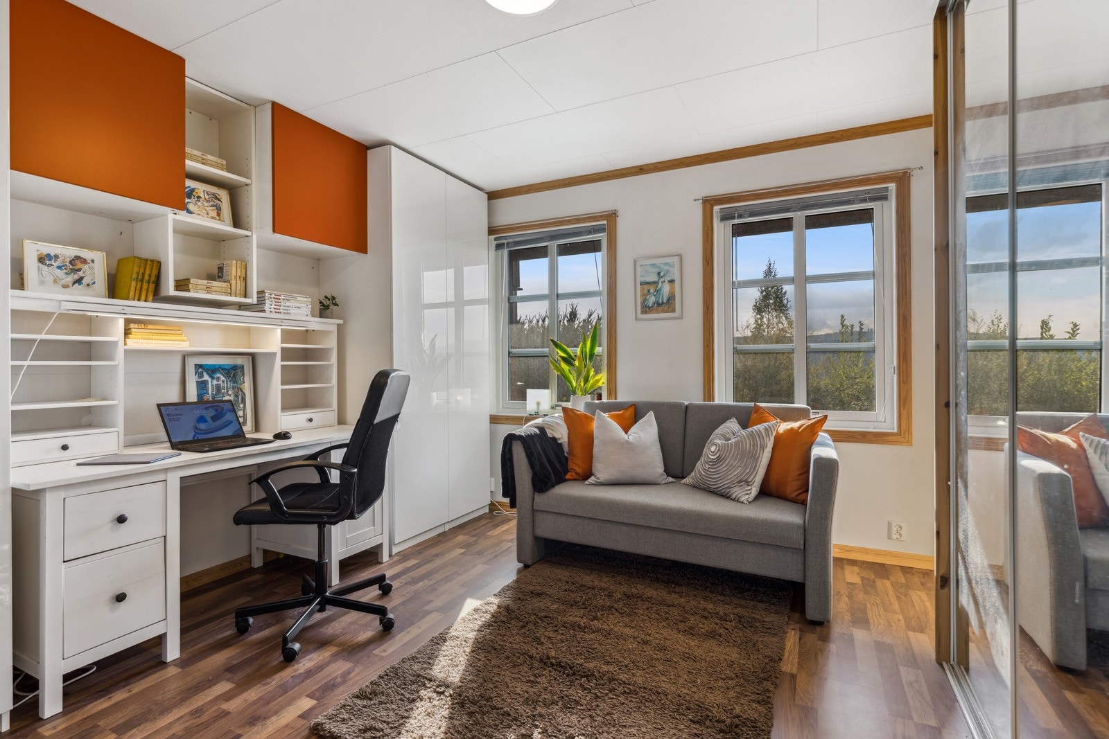 Soverommet har lyse overflater med god plass til seng- og garderobeløsning. Galleribilde