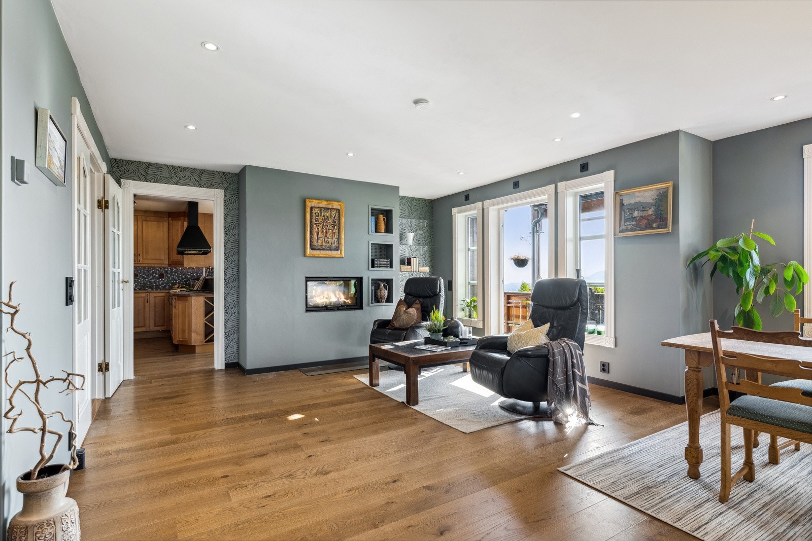 I forstuen kan du sitte foran den tosidige peisen som har gjennomsyn inn til kjøkkenet. Galleribilde