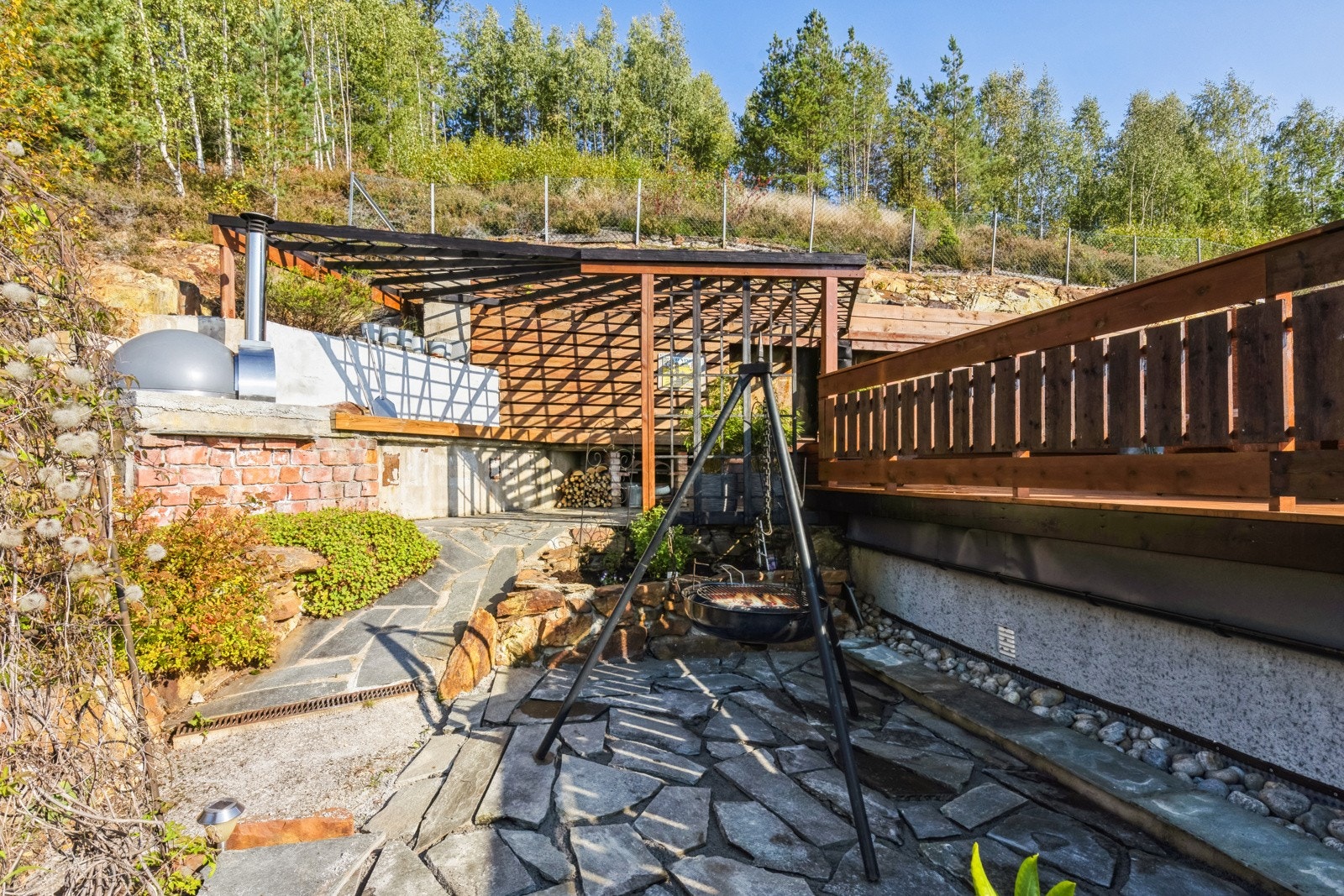 Koselig og lun uteplass til å fyre bålpanne. Galleribilde