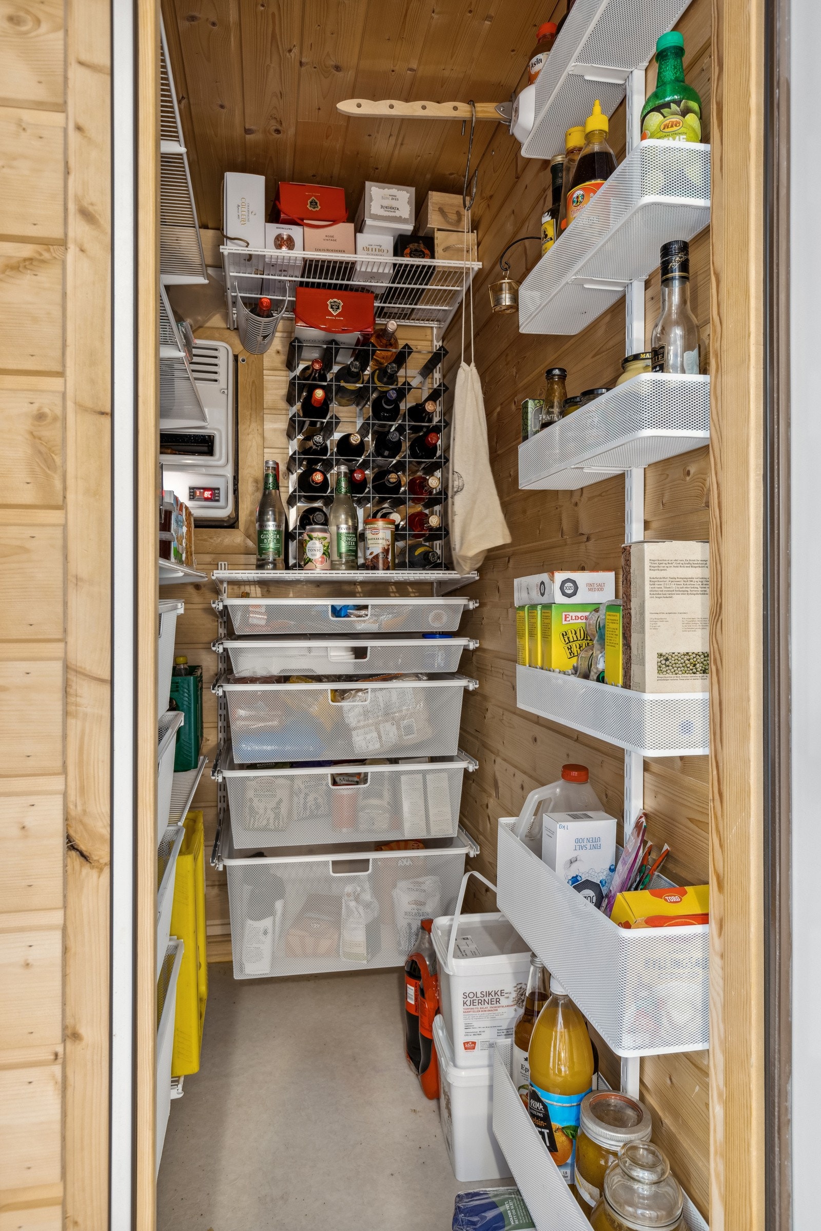 Kjølerommet er ved gangen og er et veldig nyttig rom for et stort hjem. Galleribilde