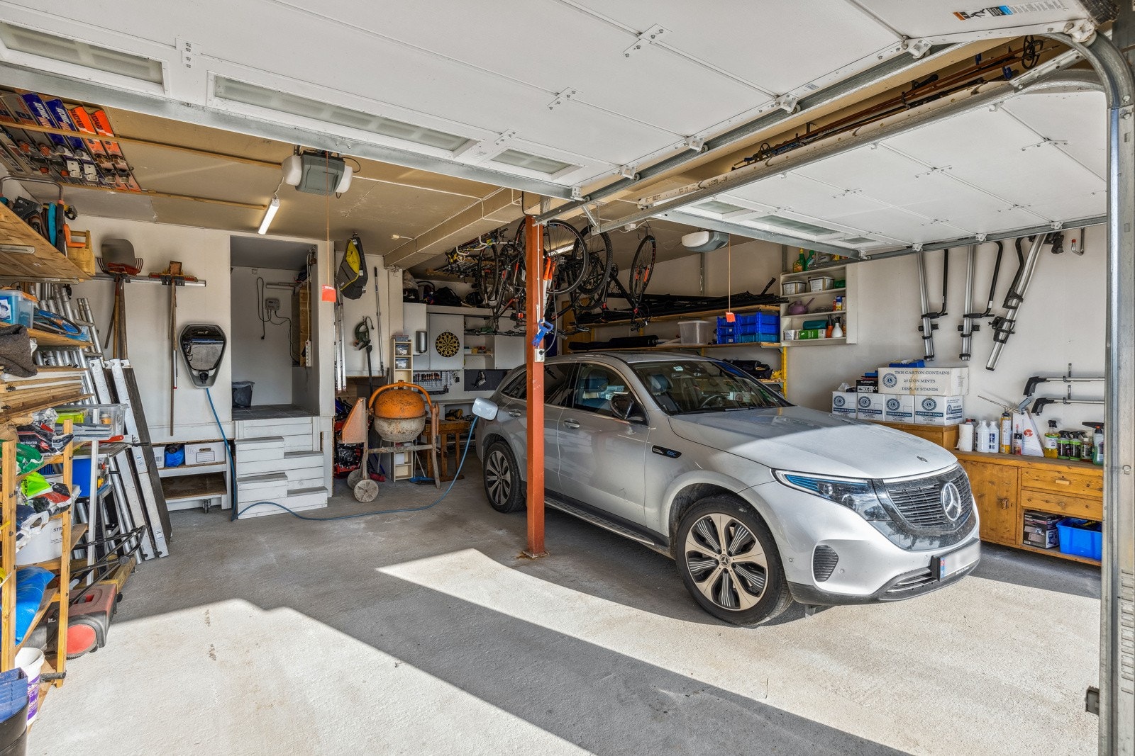 Garasjen har god takhøyde. Galleribilde