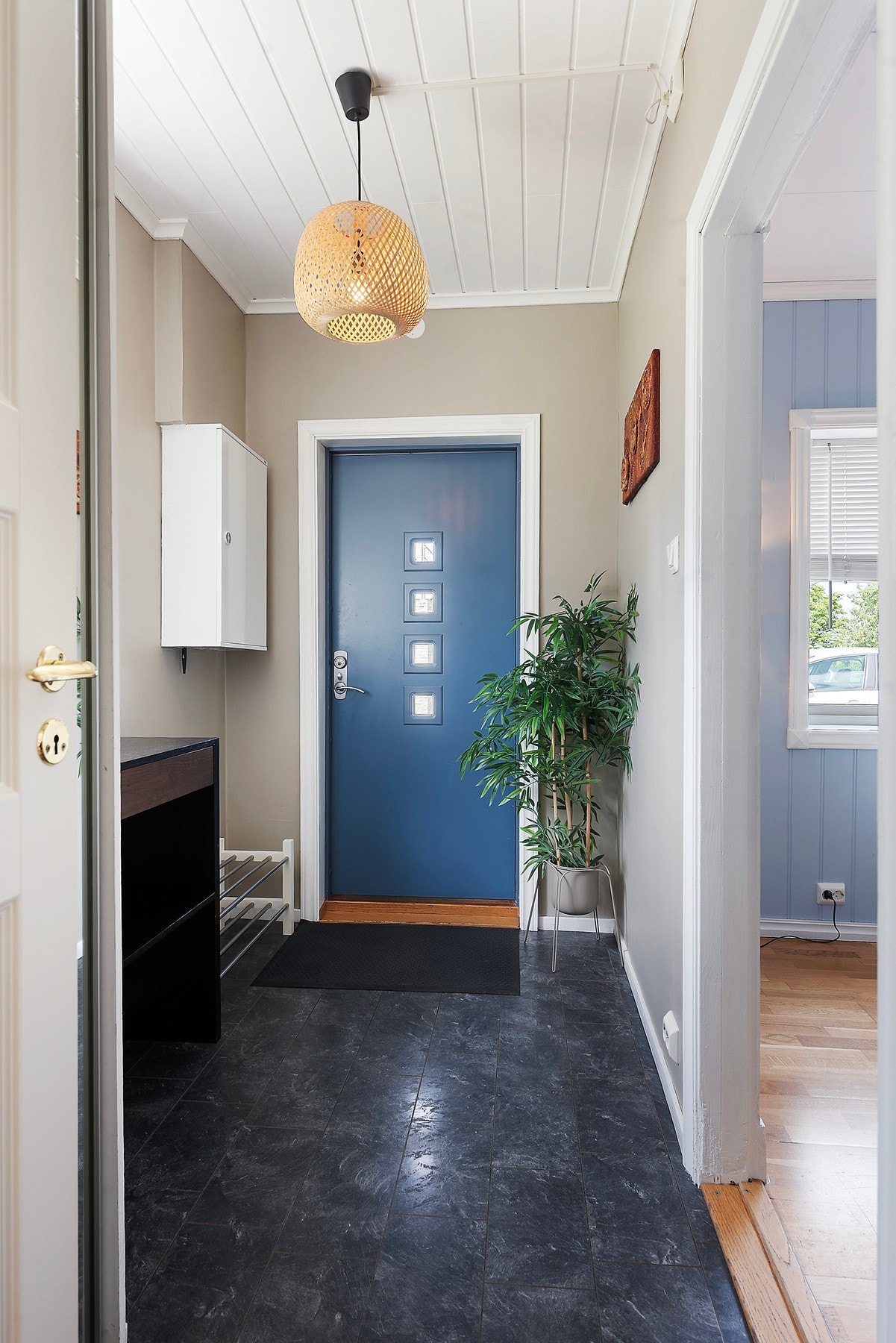 Velkommen inn! Entréen har god plass til sko og yttertøy, samtidig som de store åpningene gir en lys og luftig forbindelse til resten av boligen Galleribilde