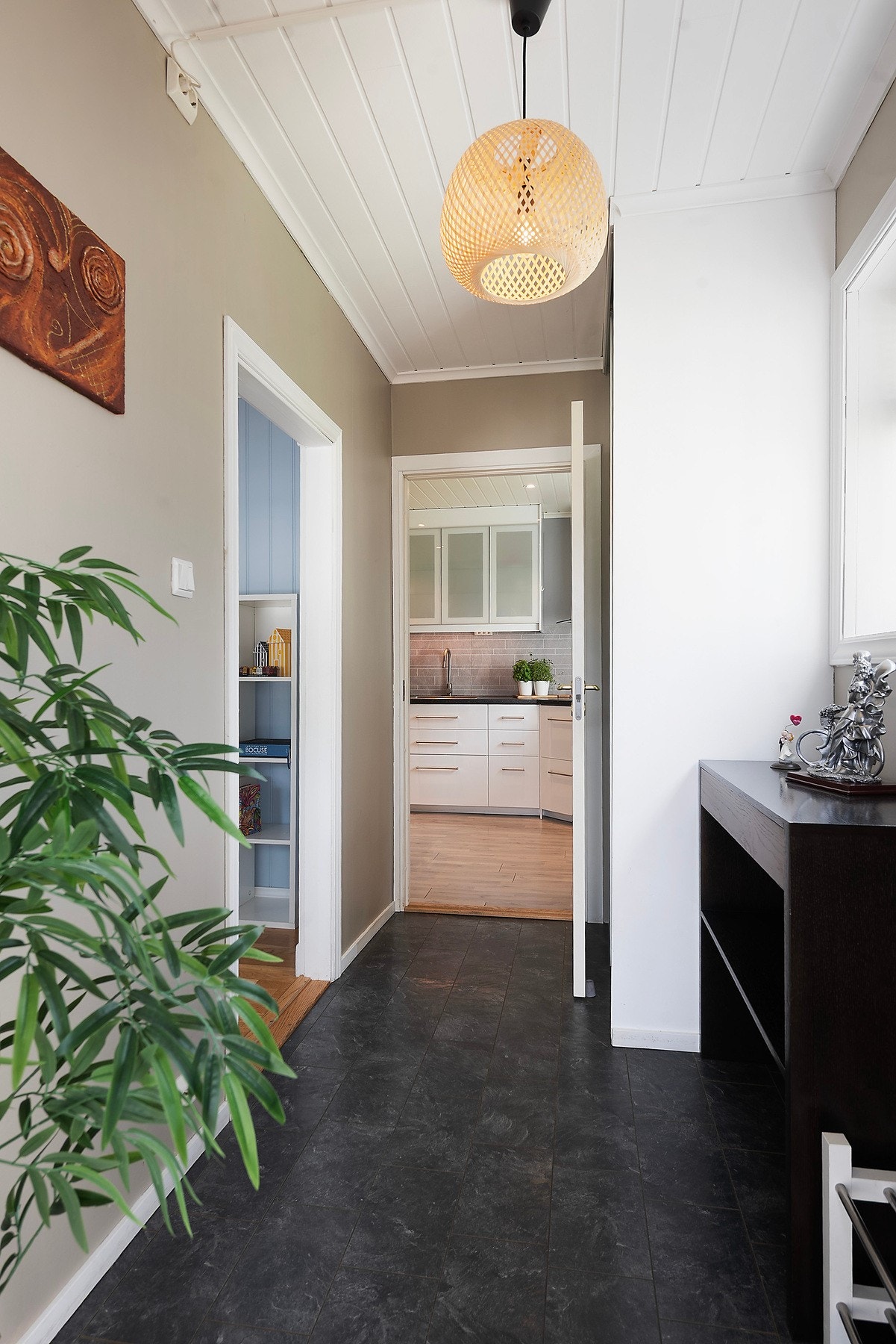 Entreen fører deg videre inn i stue til venstre og kjøkken rett frem Galleribilde