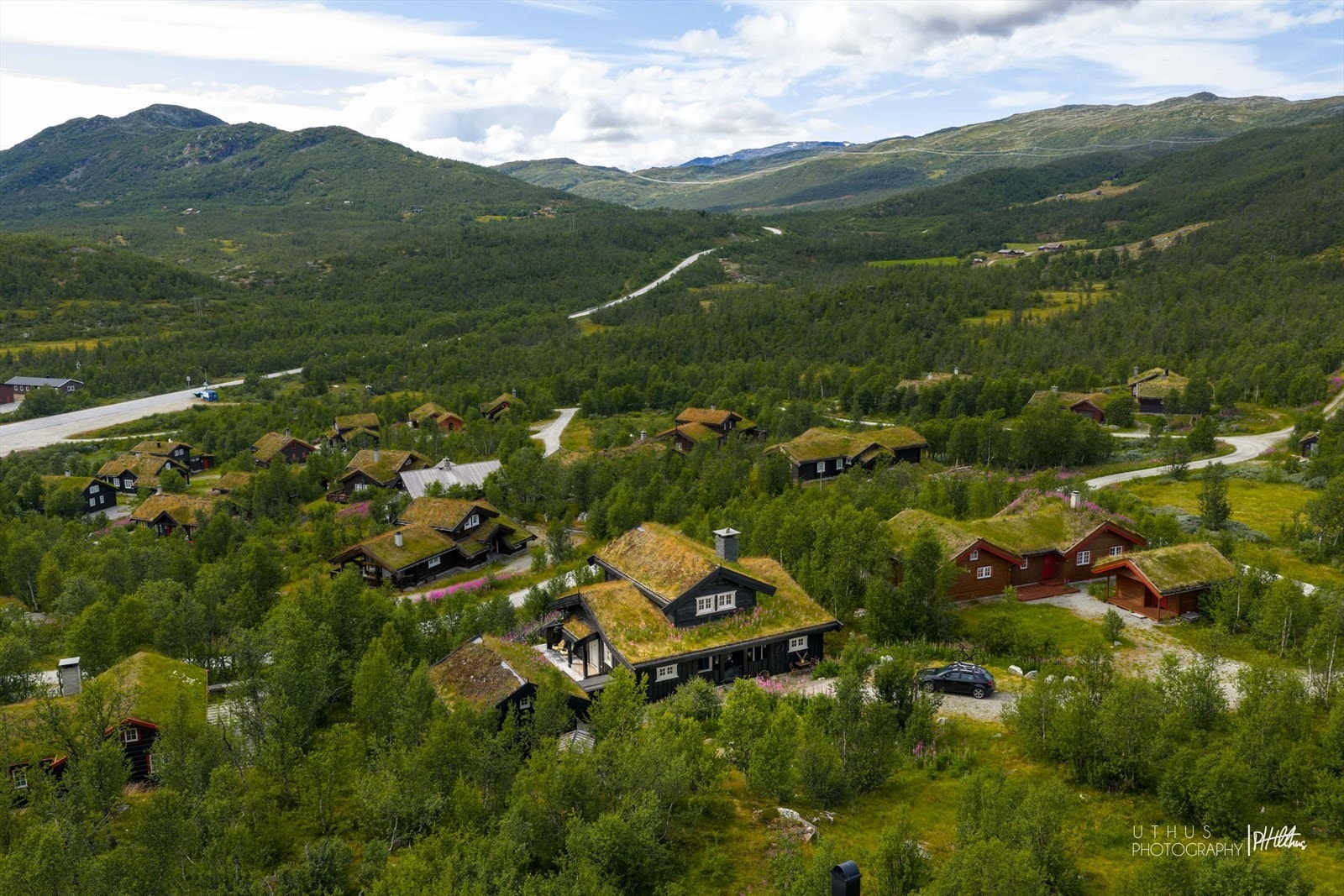 Eiendommen ligger i et fredelig og naturskjønt område, omringet av majestetiske fjell og spektakulær utsikt. Dette er et perfekt sted for friluftsentusiaster som ønsker å komme tett på naturen, enten sommer eller vinter Galleribilde