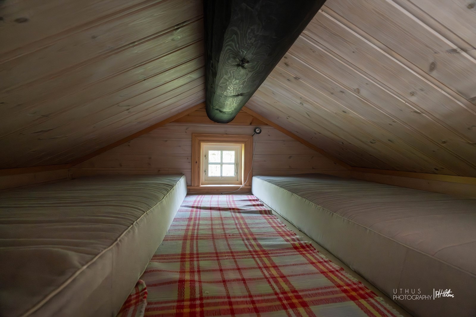 Fra stuen er det rask vei opp til hemsen som fungerer som en sovealkove Galleribilde