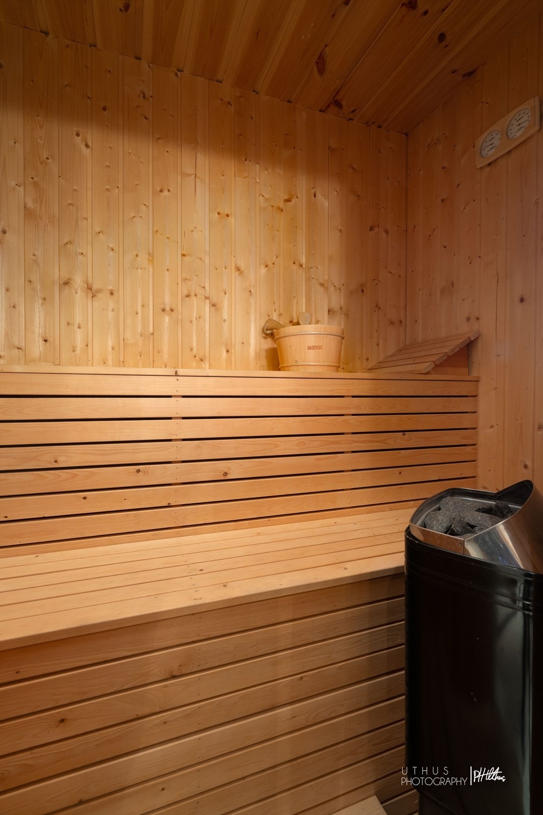 Ved baderommet er det også tilhørende badstue med treplater og panel på vegg og i himling Galleribilde