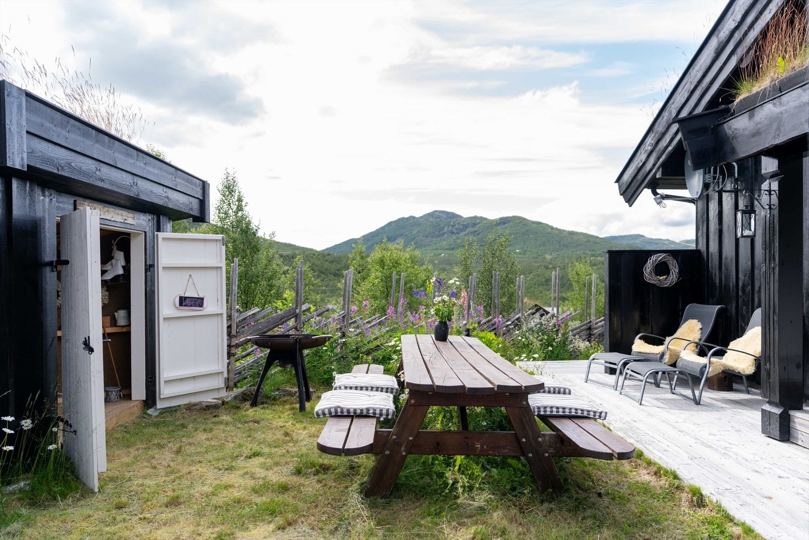 Det er et flott opparbeidet tun med flere sitteplasser Galleribilde