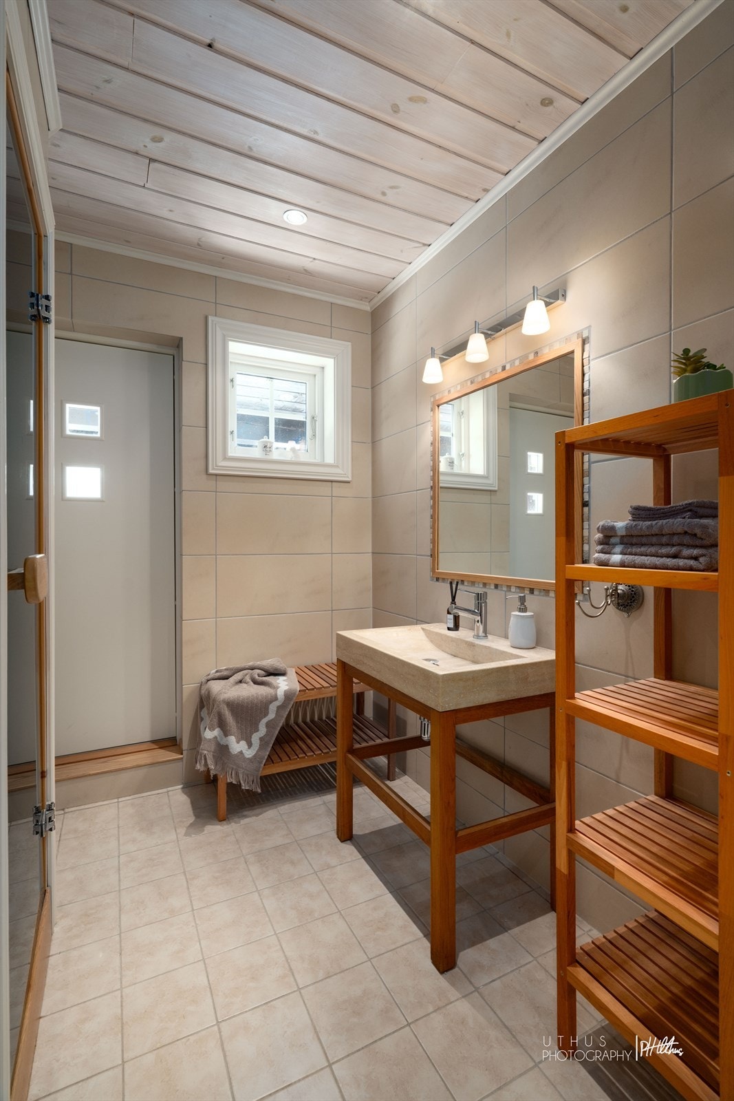 Baderommet med tilkomst fra stuen er flislagt med varmekabler i gulvet Galleribilde