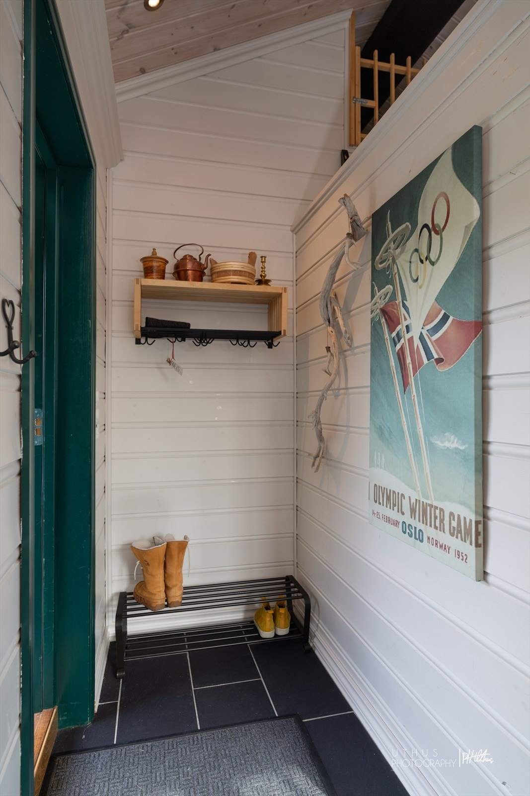 Kjekt inngangsparti med plass til å henge fra seg yttertøy Galleribilde