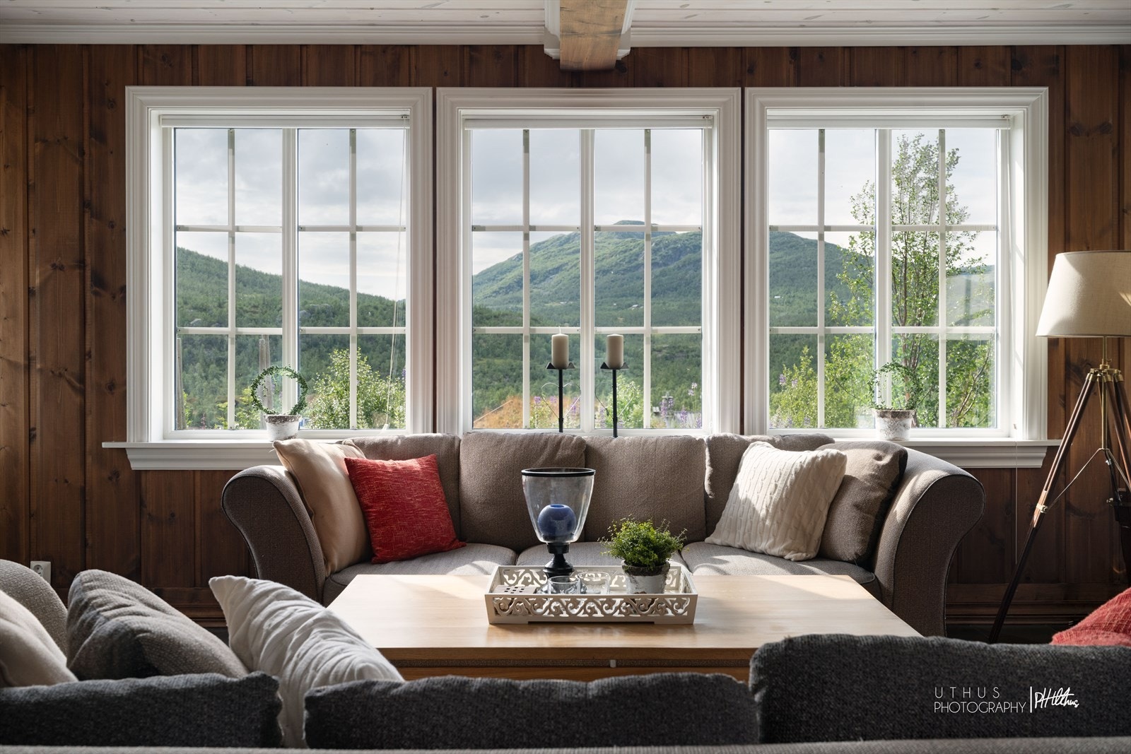 Naturskjønn utsikt fra de store vindusflatene som også gir stort innslipp av naturlig lys Galleribilde