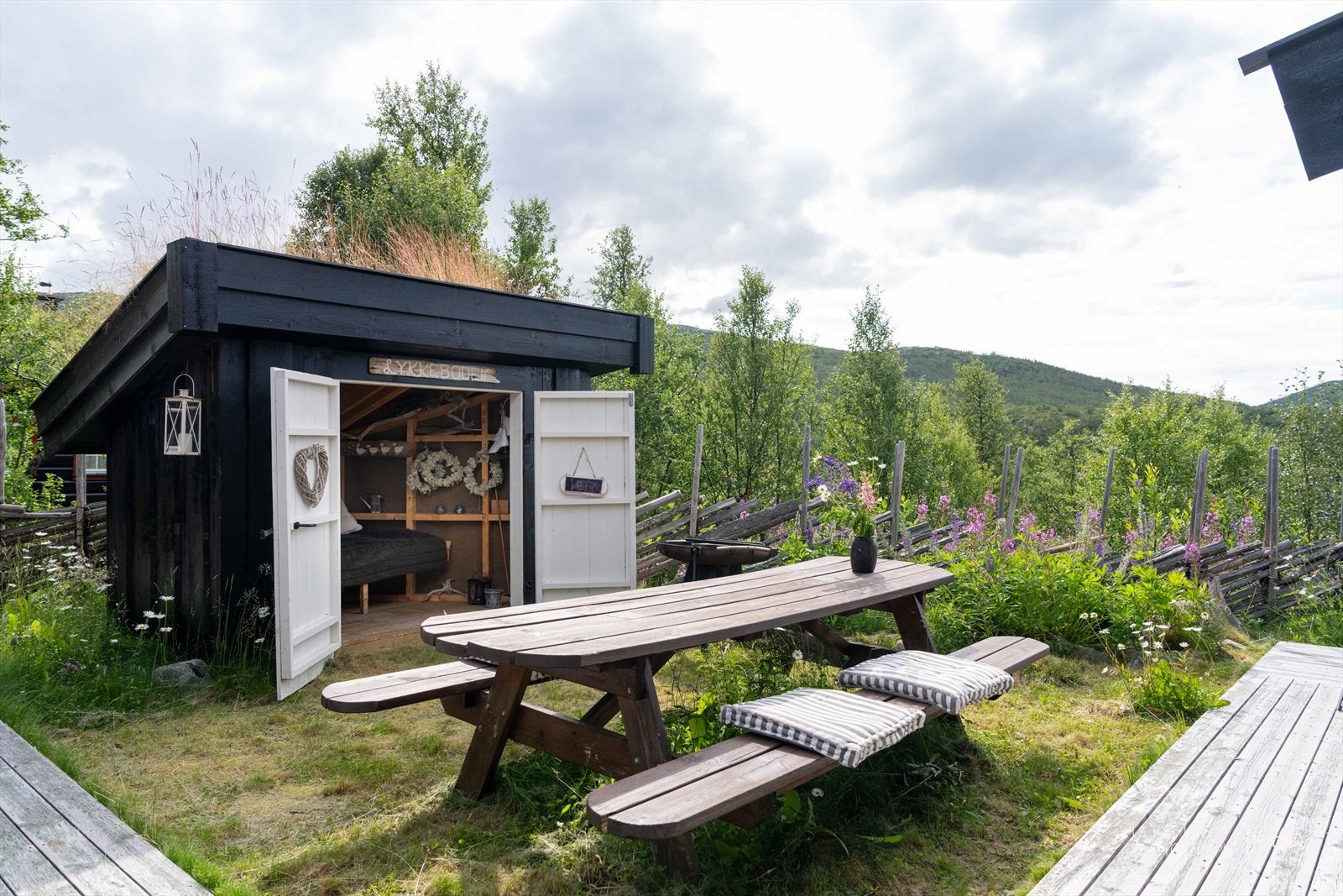 Lykkebua inviterer til hyggelig stunder i godt selskap Galleribilde