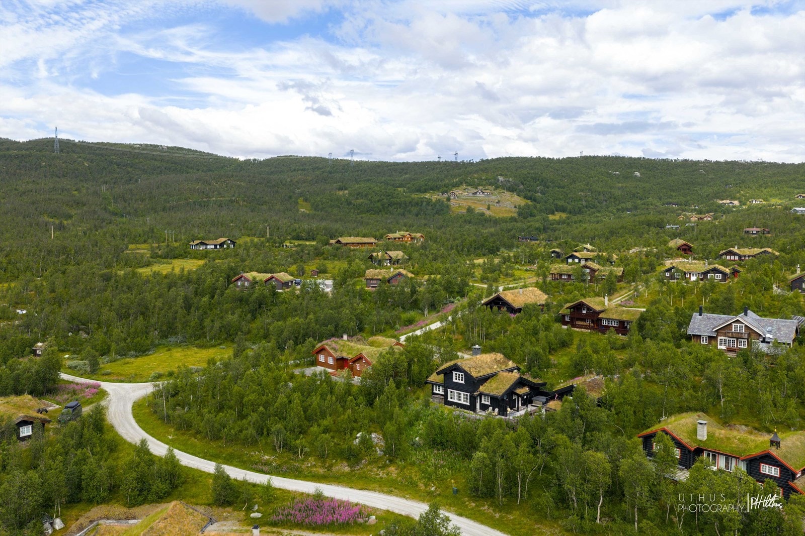 Flere biloppstillingsplasser på egen tomt, samt det er montert elbil-lader Galleribilde