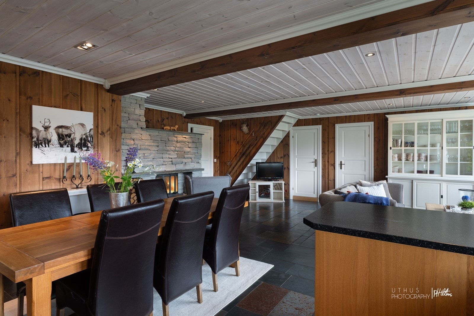 Høydepunktet i stuen er den meget flotte peisinnsatsen som varmer effektivt og godt opp etter lange dager ute i naturen Galleribilde