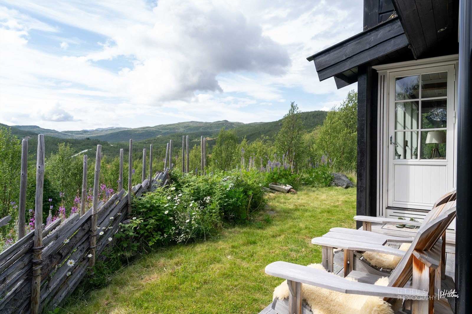 Tomten er delvis inngjerdet med skigarde Galleribilde