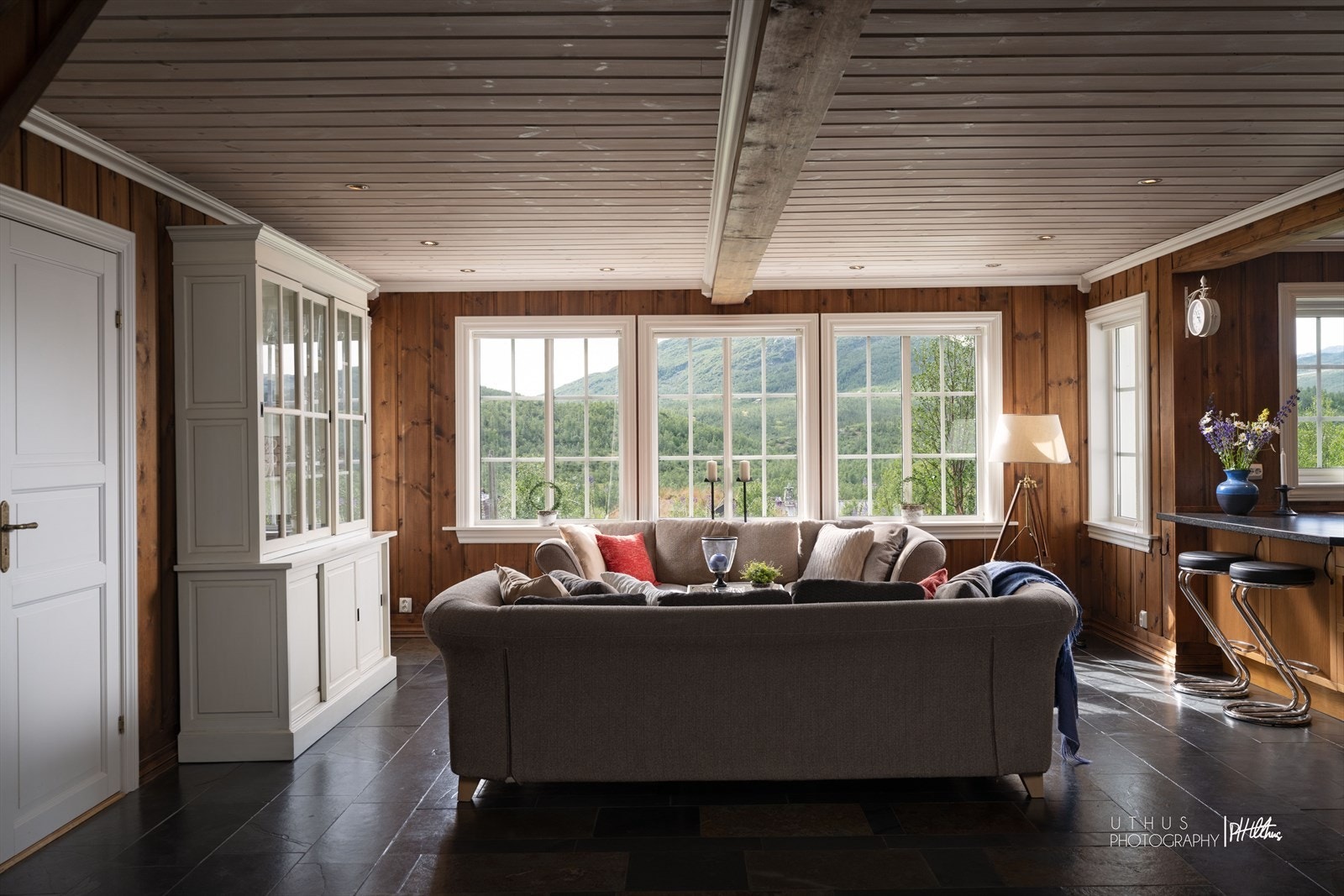 Gjennomtenkt utforming på rommet som skaper den gode hyttefølelsen Galleribilde