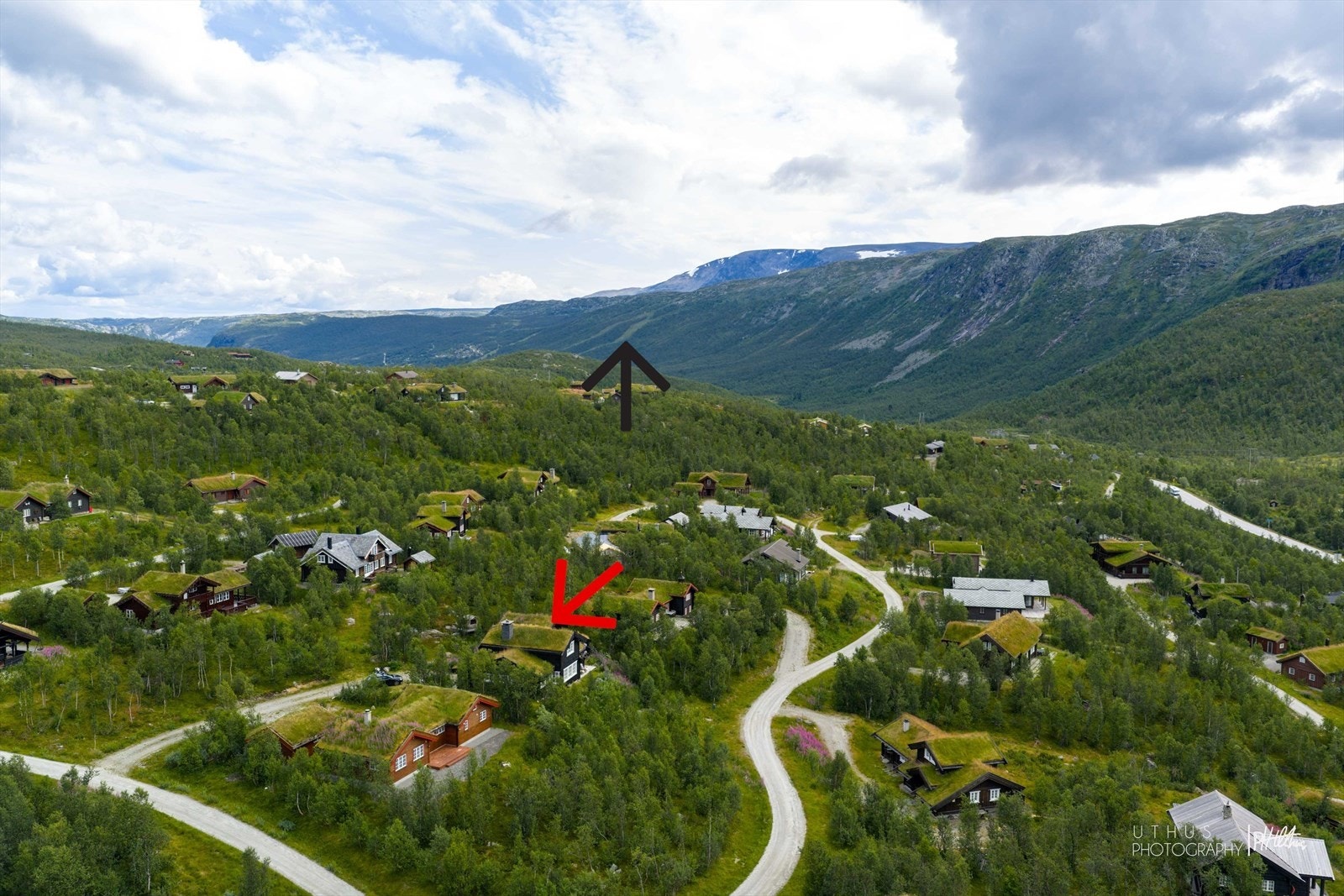 Hytten ligger markert med rød pil og Hallingskarvet Skisenter med svart pil Galleribilde