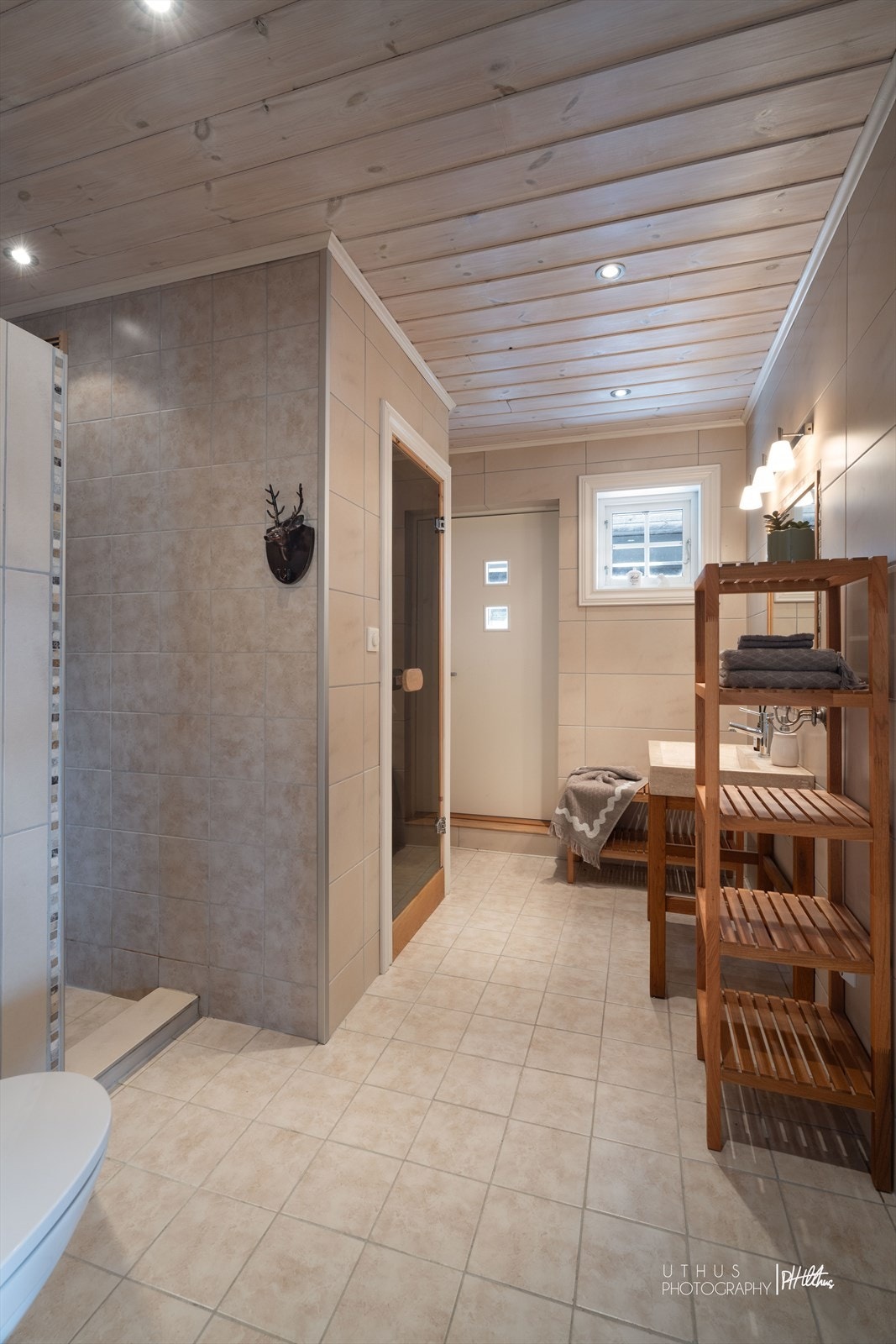 Badet er utstyrt med dusjnisje, toalett og enkel vask Galleribilde