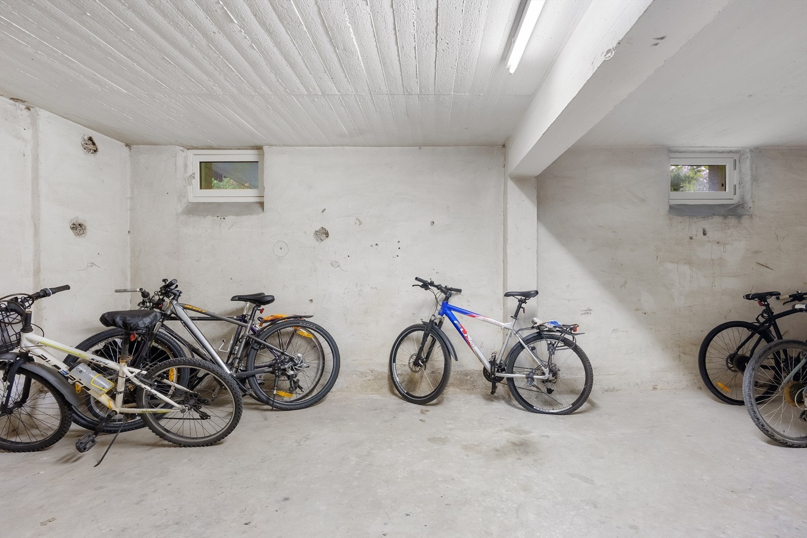 Sykkelparkering i bygget kjeller Galleribilde