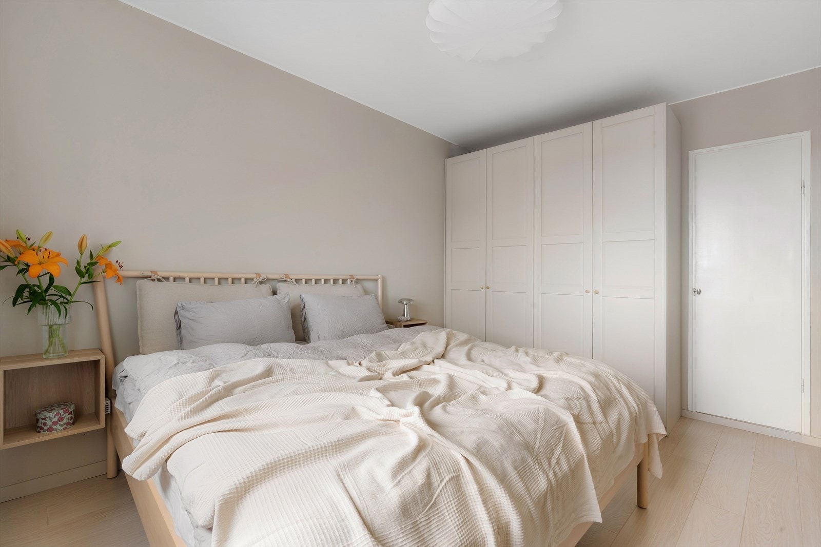 Rikelig med lagringsplass i garderobe og innvendig kott Galleribilde