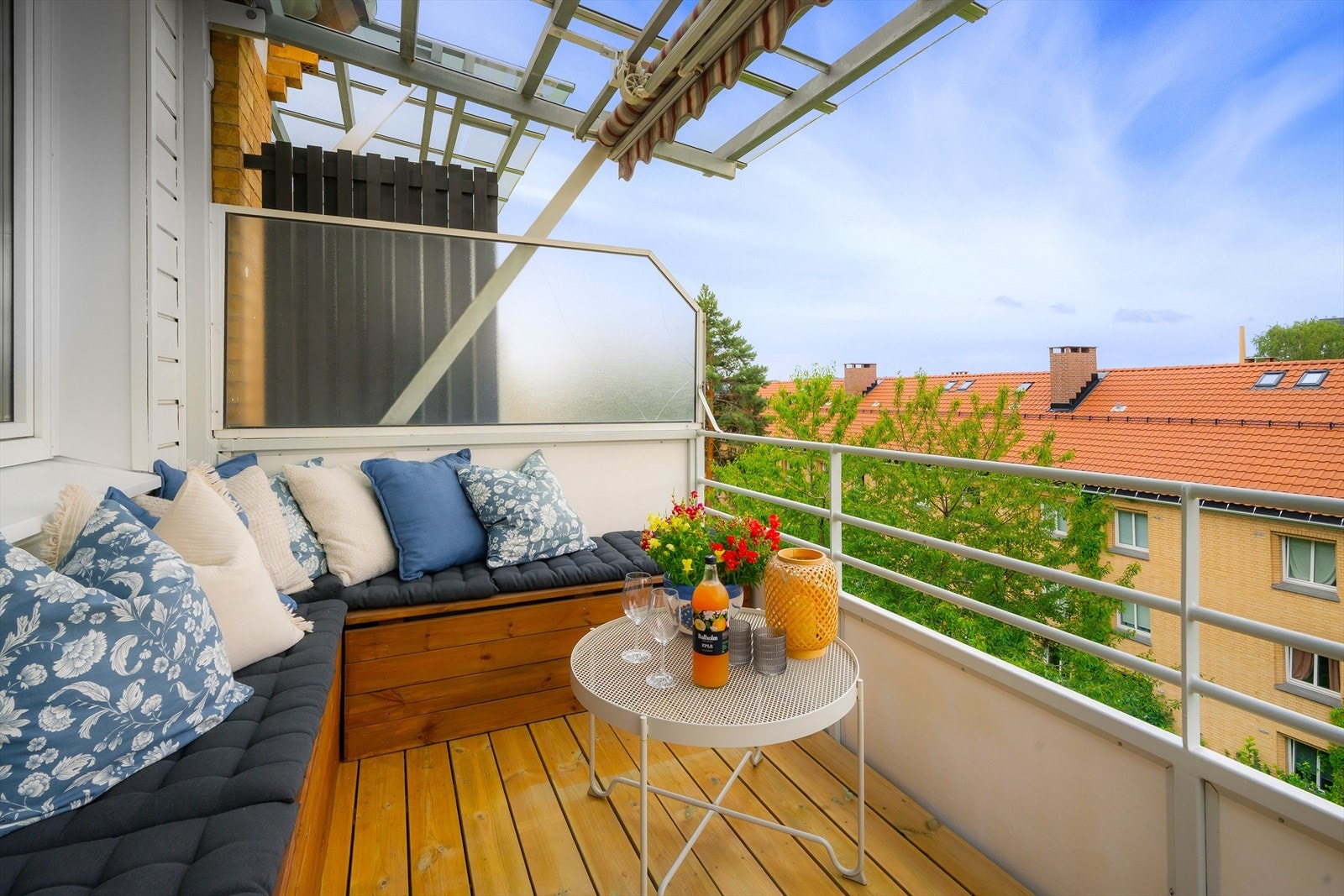 Det er god plass til sittegruppe, bord og grill på balkongen Galleribilde