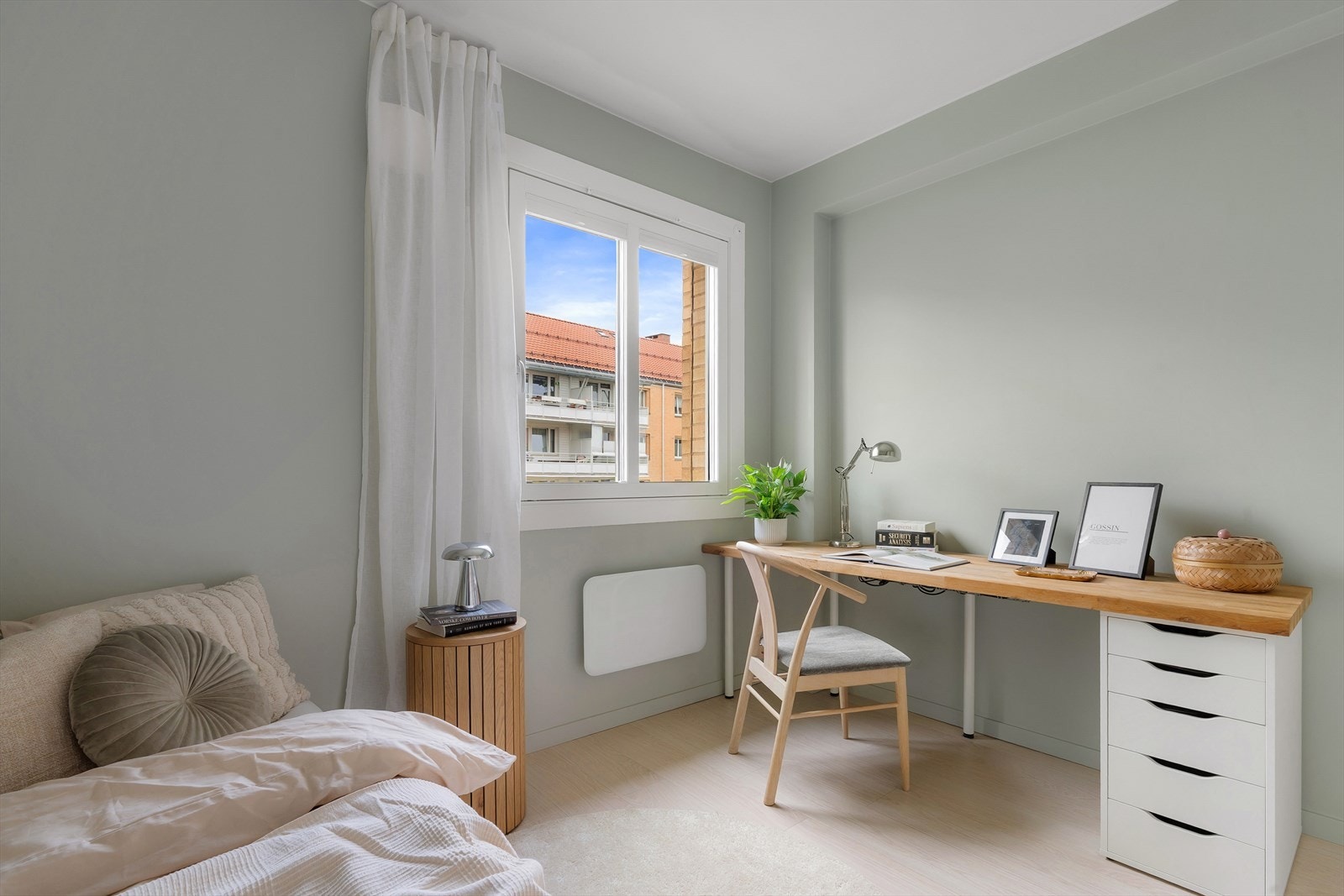 Plass til seng, nattbord og kontorplass Galleribilde
