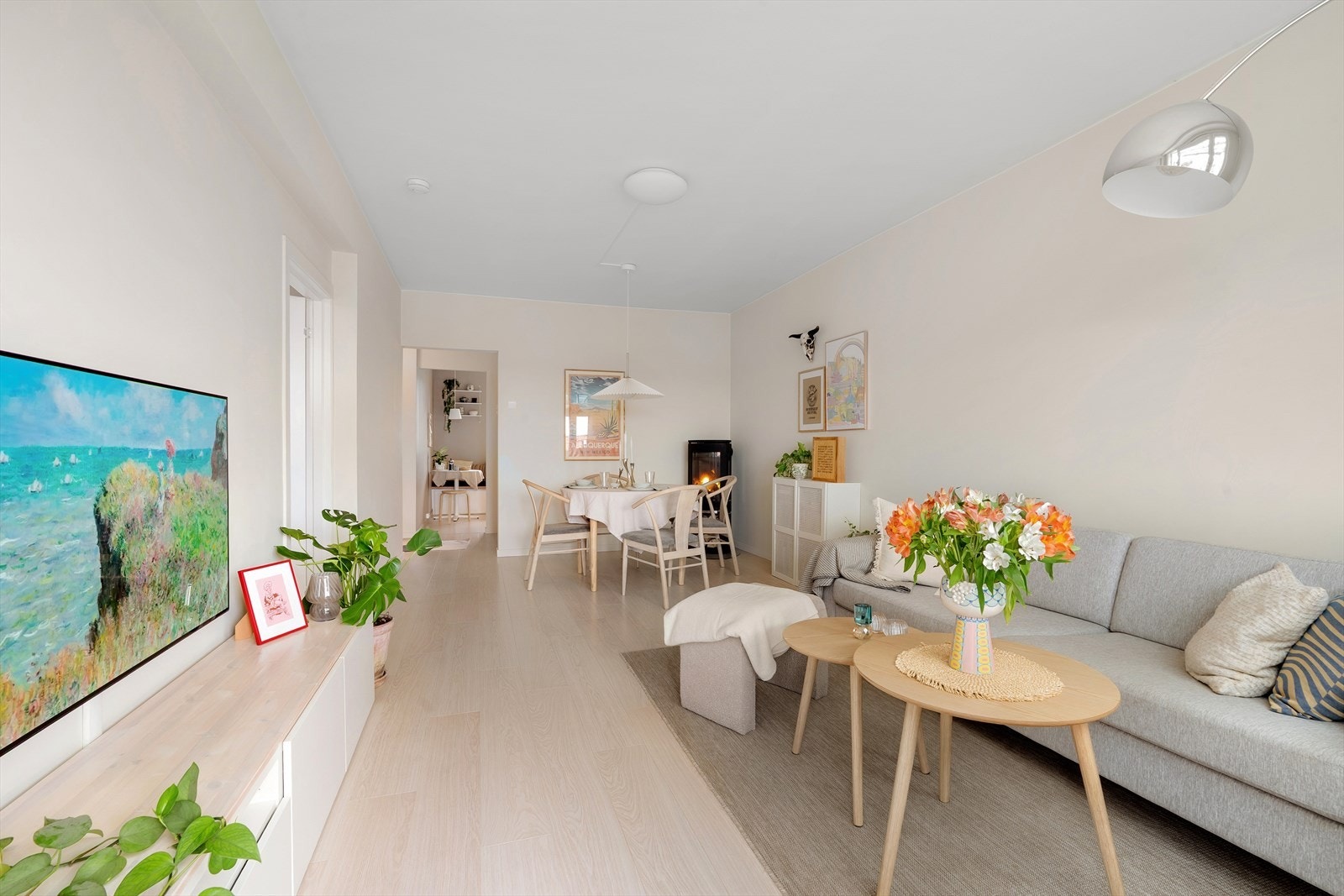 Leiligheten oppleves som lys og romslig med flere gode muligheter for innredning Galleribilde