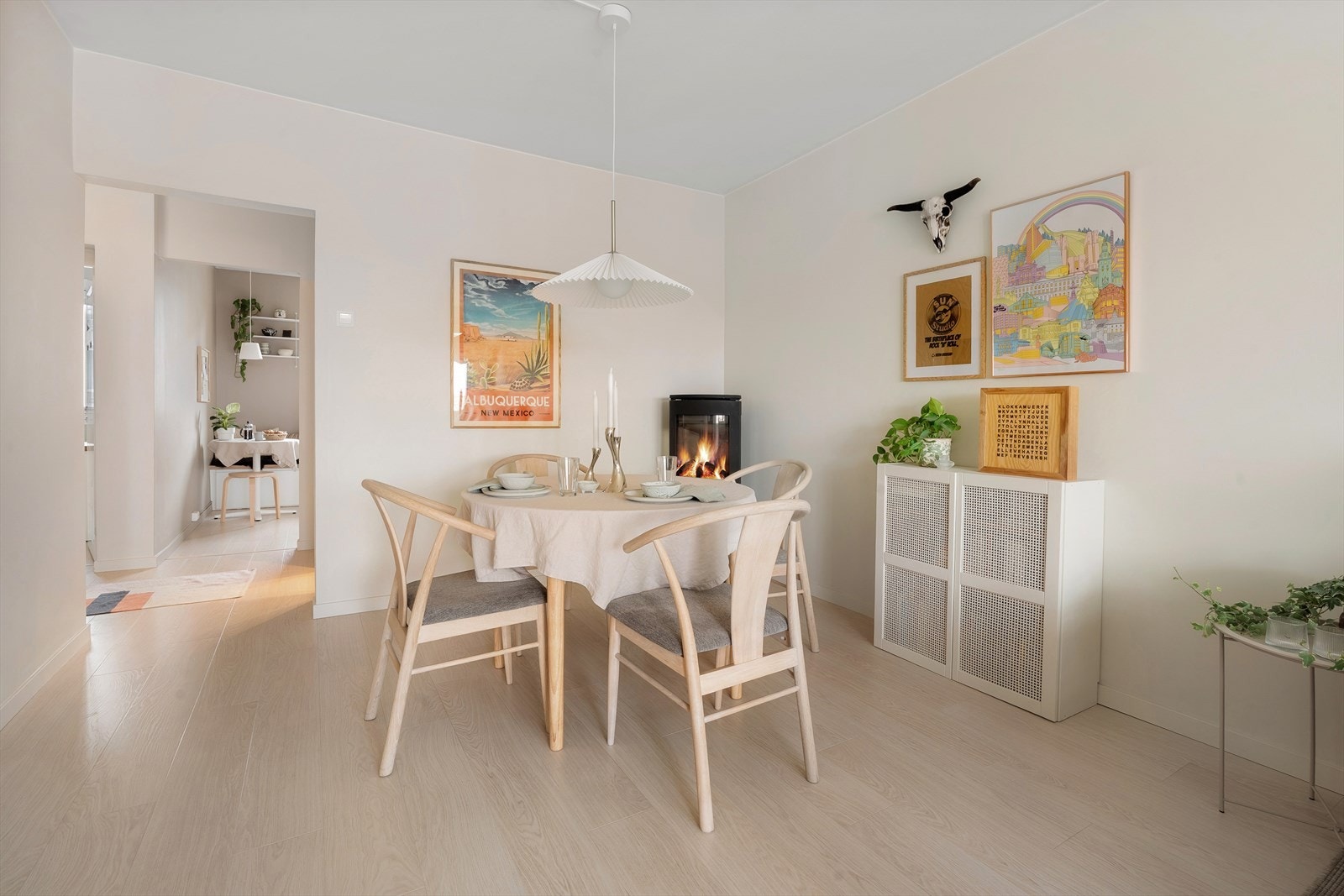 Det er god plass til spisebord og stoler Galleribilde
