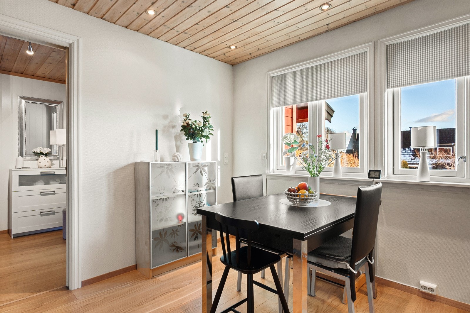 Velegnet plass til spisegruppe ved vinduet. Galleribilde