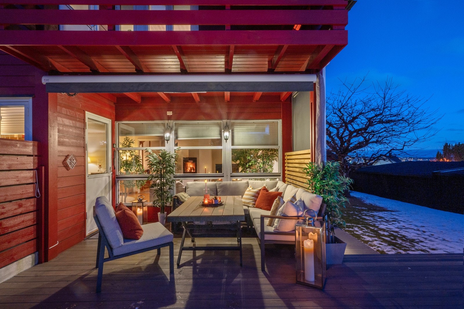 Terrassen har god plass til sittegruppe, grill og det en måtte ønske. Galleribilde