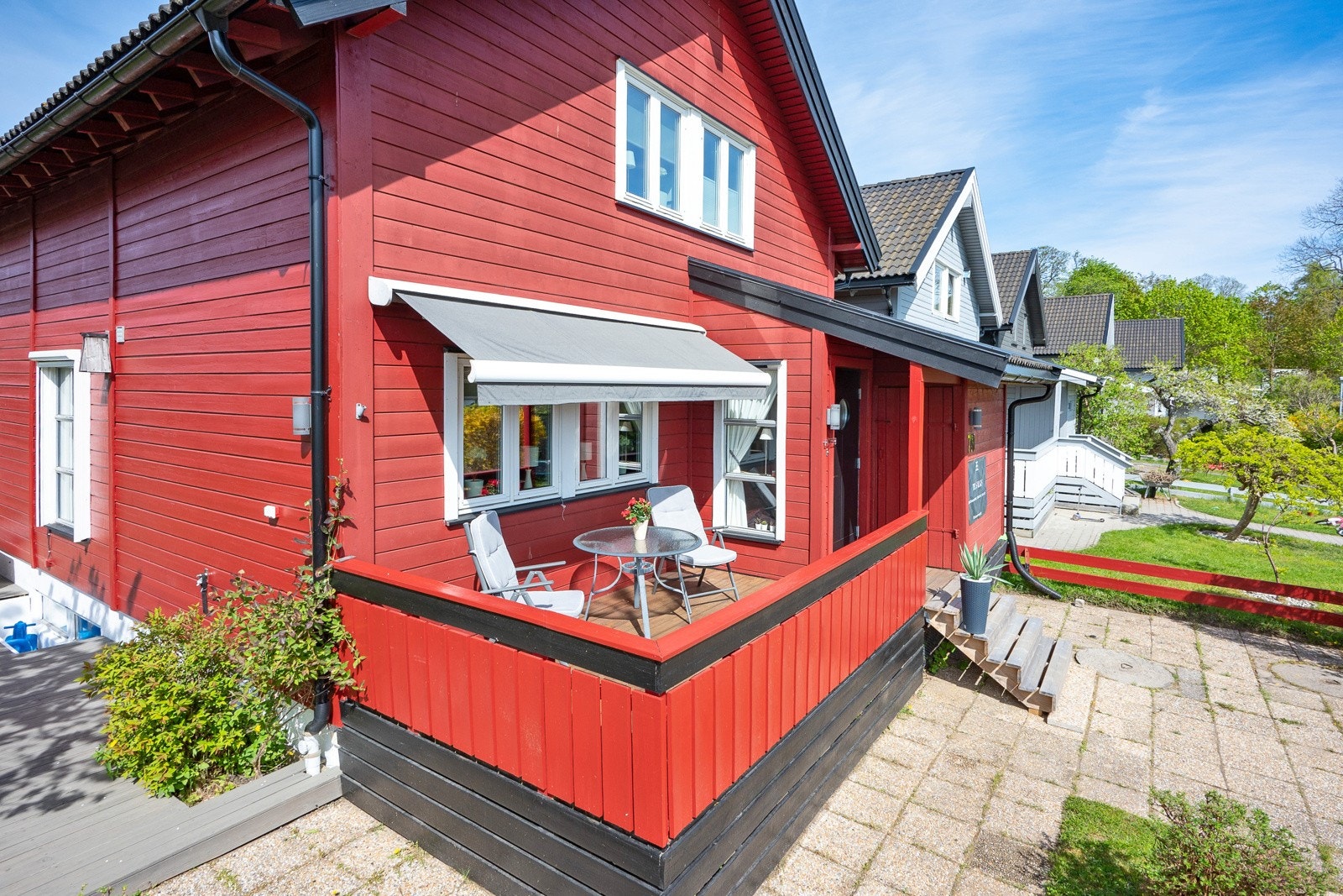 Solrike uteplasser på begge sider av huset. Galleribilde