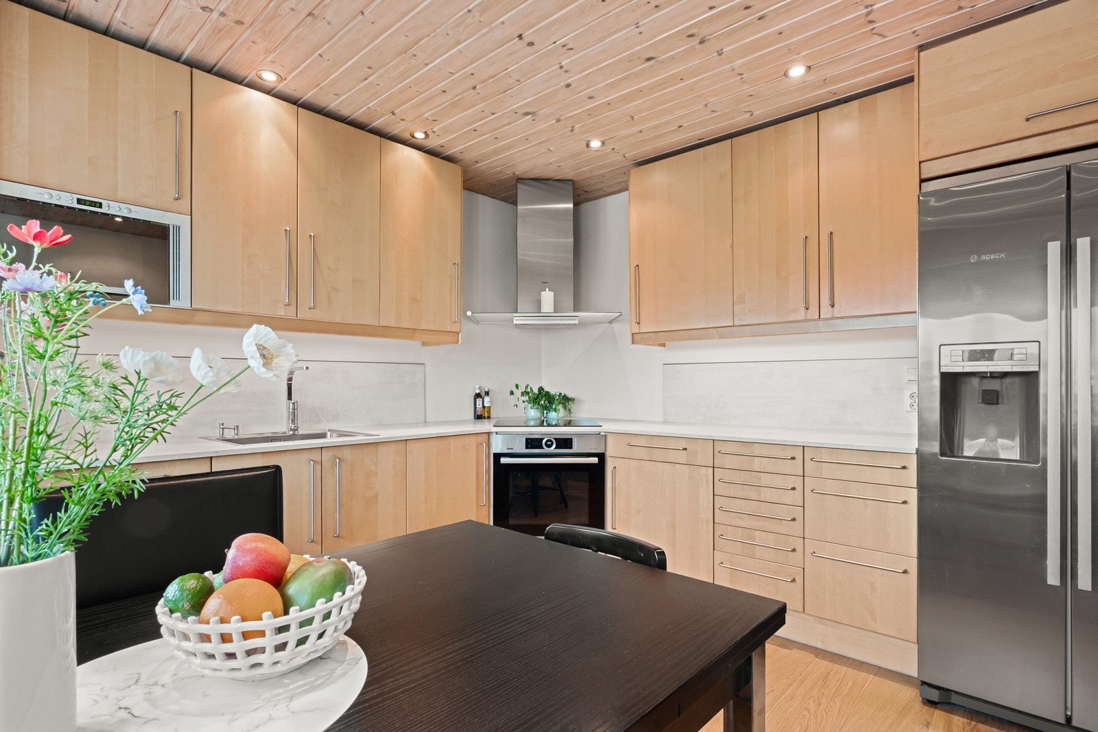 Gode arbeidflater og rikelig med lagringsplass i skuffer og skap. Galleribilde