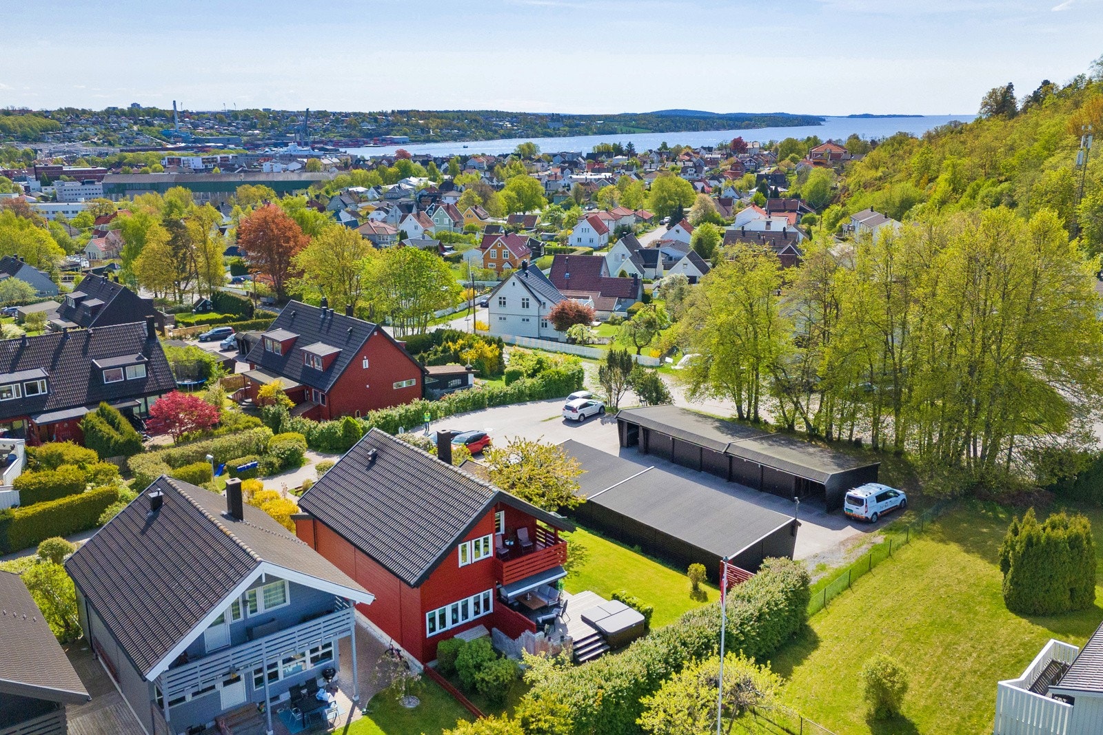 Huset er beliggende på en flott, solrik hjørnetomt. Galleribilde