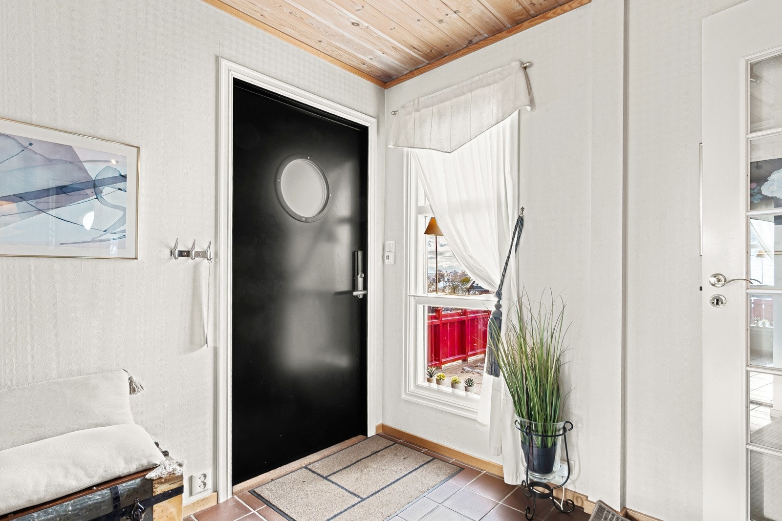 Velkommen hjem! Entréen gir et hyggelig førsteinntrykk av boligen. Galleribilde