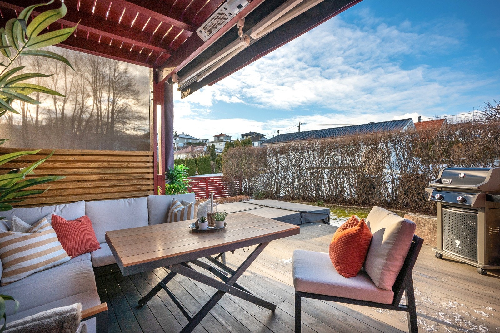 Det er montert elektrisk markise som gjør det svalt på terrassen. Galleribilde