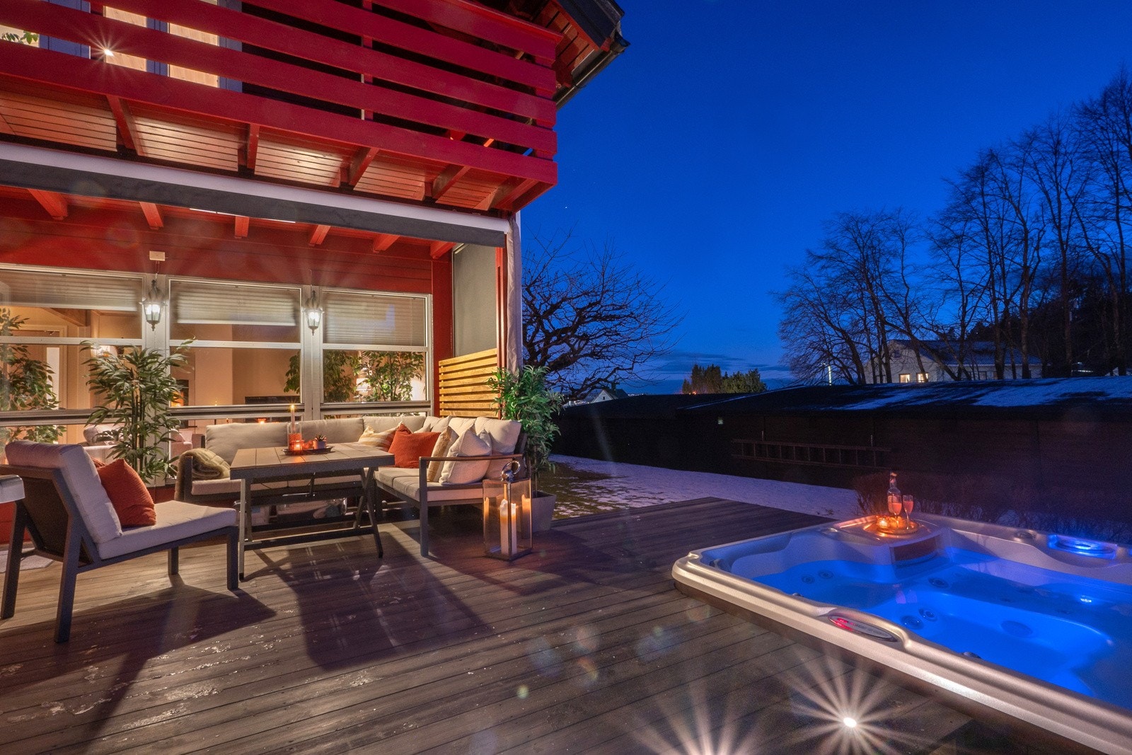 Små, integrerte lyskilder gjør det ekstra stemningsfult på kveldstid. Galleribilde