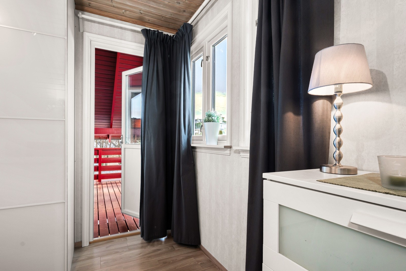 Fra hovedsoverommet er det utgang til balkong. Galleribilde