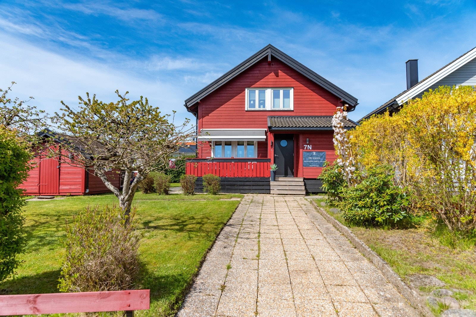 Nyt enebolig-tilværelsen med mye boltreplass, til glede for store og små. Her er det god plass til hyggelig sittegruppe, grill og ønsket utemøblement. Galleribilde