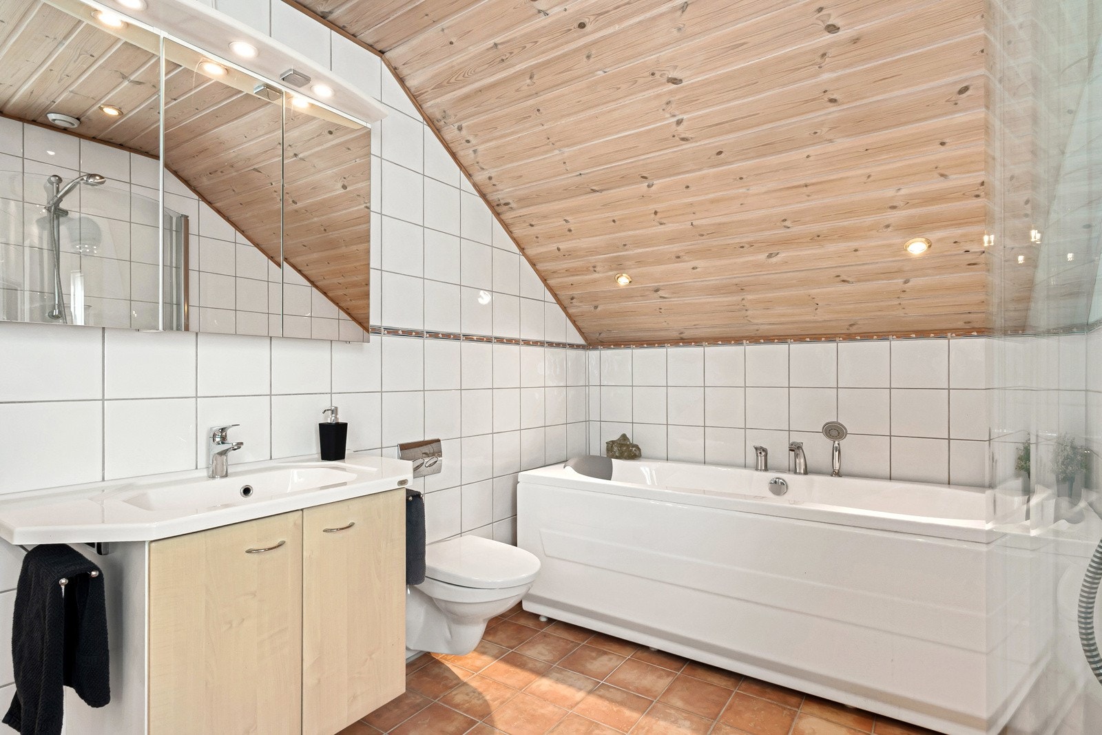 Det er både dusj og badekar. Galleribilde