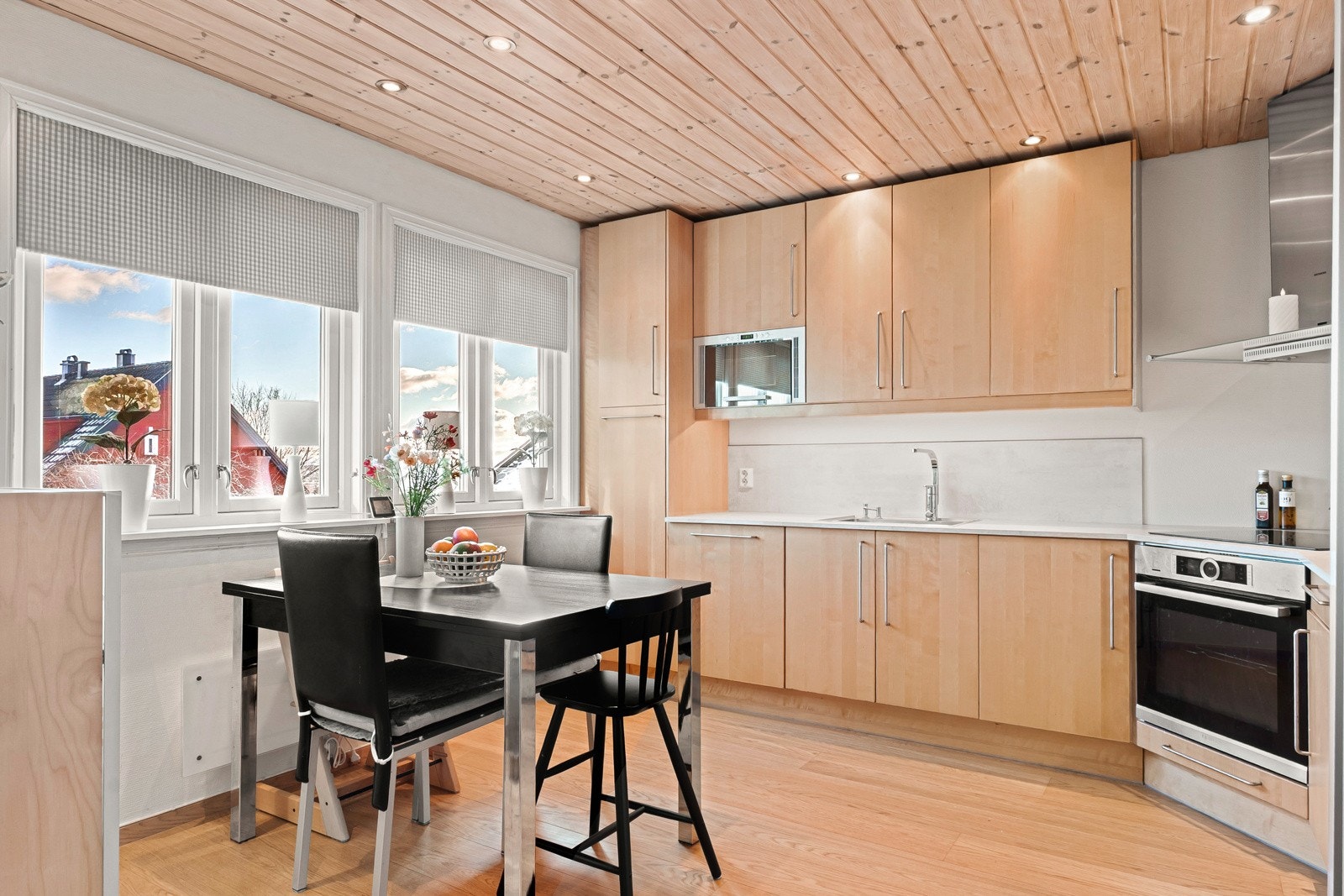 Tidløst og praktisk kjøkken i separat rom. Galleribilde