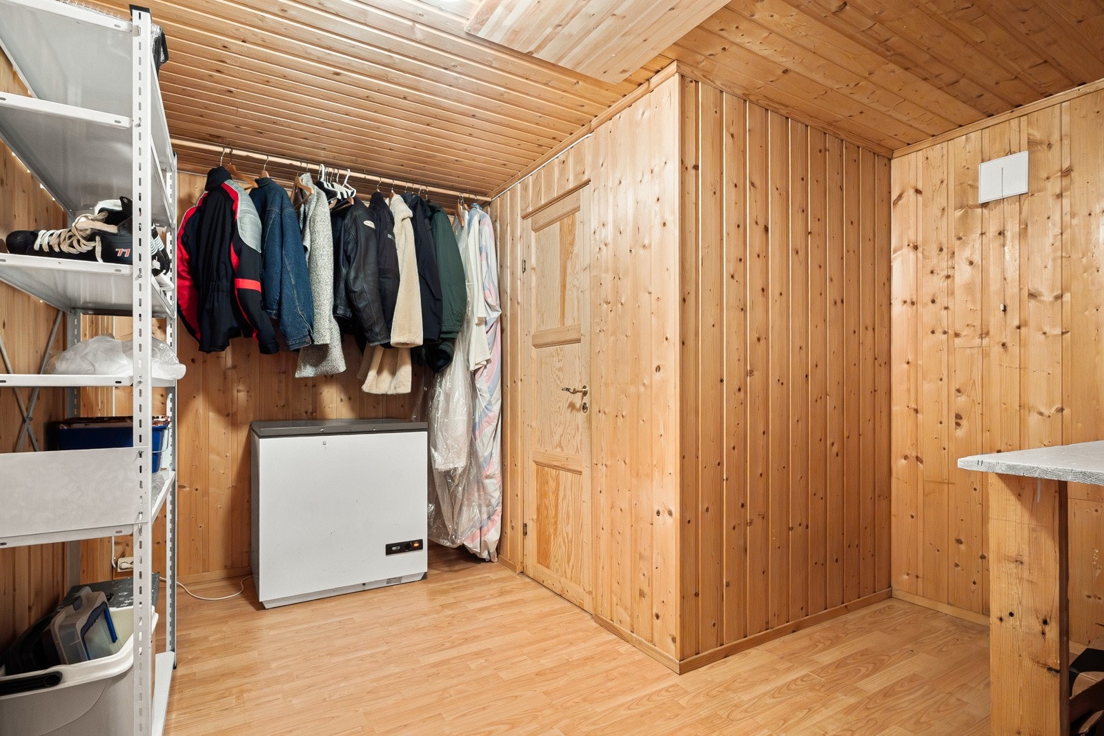Hobbyrom med adkomst til en innvendig bod. Galleribilde